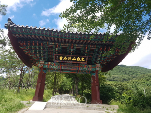 ▲부석사 일주문. 태백산(太白山) 부석사(浮石寺) 현판이 걸려있고 뒤편에는 해동화엄종찰(海東華嚴宗刹) 현판을 걸었다. 가을이면 은행잎이 노랗게 물드는 비탈길에 서 있는 일주문은 1980년경 새로 세운 것이다.(김신묵 동년기자)