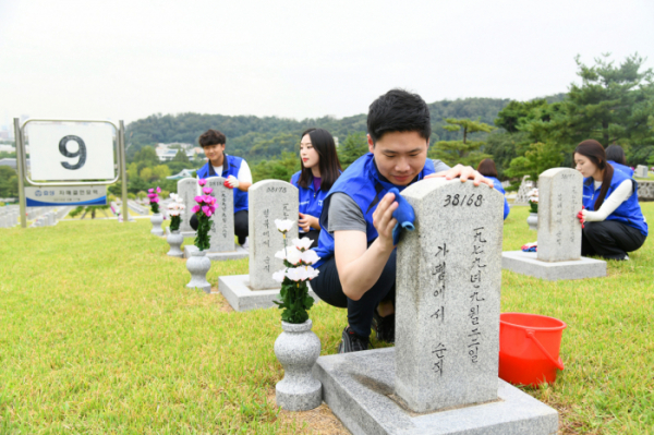 ▲효성 임직원들이 19일 오후 서울 동작구 국립서울현충원을 찾아 묘역 정화활동을 실시했다(사진 제공=효성)