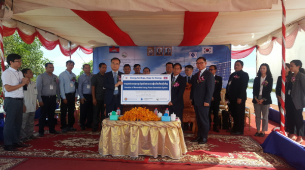 ▲한국에너지공단은 캄보디아 씨엠립 캄퐁 따코브 마을에서 ‘피코그리드 빌리지 시범사업 완공식’을 열었다.(한국에너지공단)