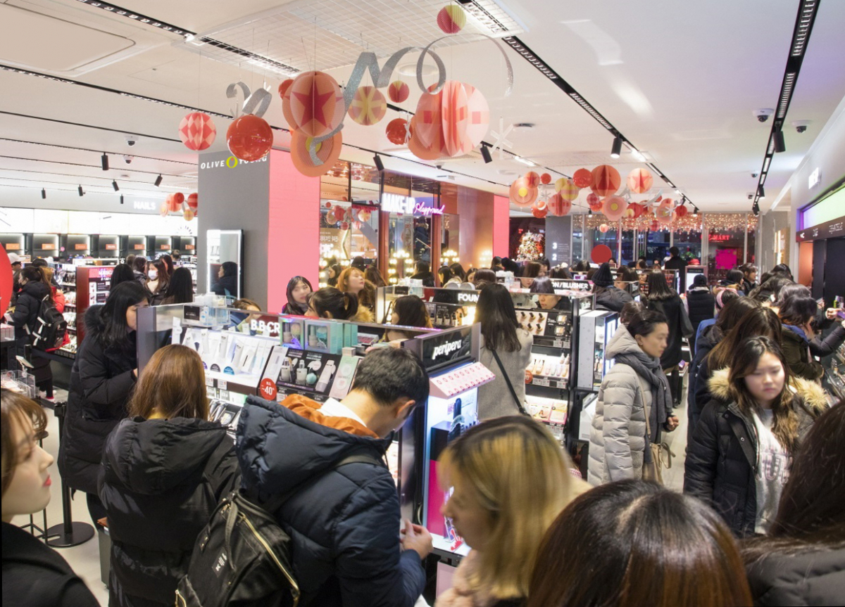▲올리브영 강남본점에서 상품을 살펴보고 있는 고객들의 모습(사진제공=올리브네트웍스)
