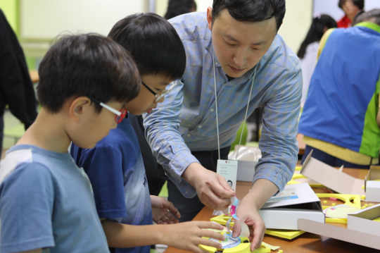 ▲LG이노텍이 지난달 28일 서울, 청주 지역 청소년 수련관에서 LG이노텍 석·박사 연구원들이 직접 참여하는 ‘어린이 과학 체험교실’을 개최했다고 1일 밝혔다. (사진제공=LG이노텍)