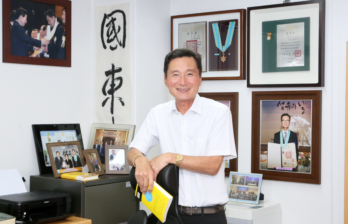 ▲변상기 국동 회장이 1일 서울 장안동 동보빌딩 본사 집무실에서 이투데와의 인터뷰 뒤 사진 촬영을 하고 있다.