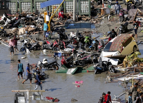 ▲인도네시아 술레워시 섬의 팔루에서 28일(현지시간) 강한 지진이 발생해 쇼핑몰이 무너지고 잔해가 도시 한가운데 잔뜩 쌓여있다. 팔루/AP뉴시스 
