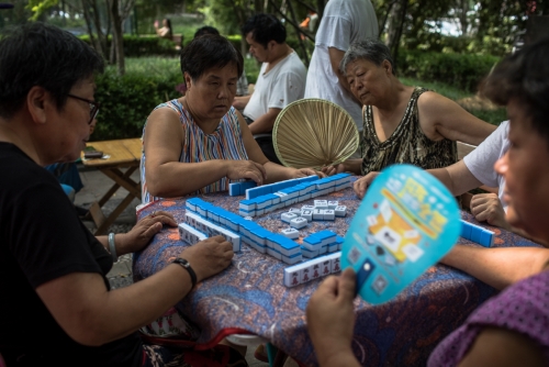 ▲중국 베이징의 한 공원에서 노인들이 전통 놀이인 마작을 즐기고 있다. 베이징/EPA연합뉴스