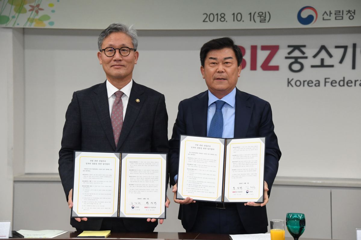 ▲산림청은 1일 서울 중소기업중앙회 본관에서 간담회를 열고 관련 중소기업인과 산림 분야 일자리 창출, 규제 개선 방안을 논의했다. 왼쪽은 김재현 산림청장, 오른쪽은 박성택 중소기업중앙회장.(산림청)