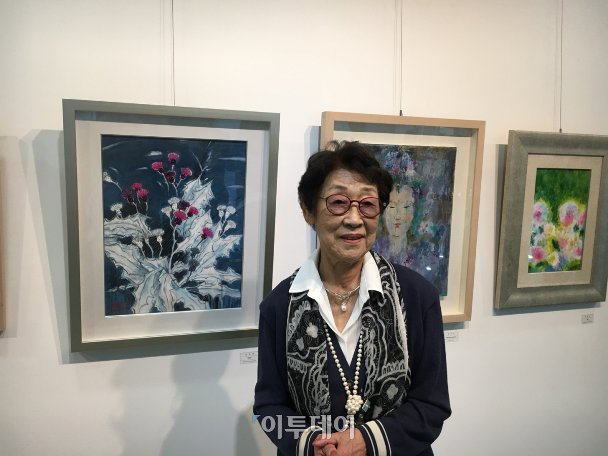 ▲'한국여성미술인 120인 전'에 '엉겅퀴'라는 이름의 작품을 내건 화가 신금례 씨. 신 씨는 93세로 120명 중 최고령 작가다.(김소희 기자 ksh@)