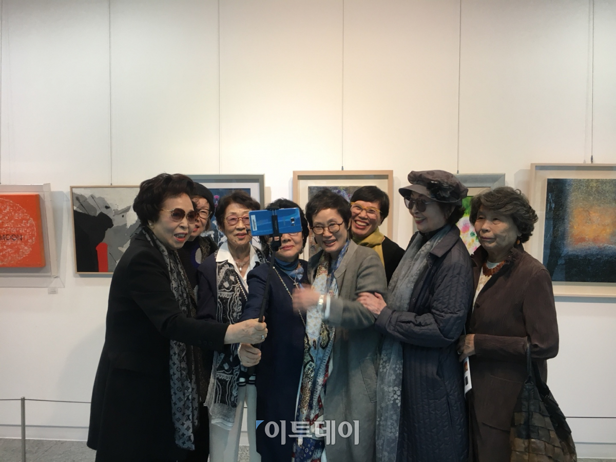 ▲전시회에 출품한 여성 화가들은 함께 사진을 찍으며 또 하나의 추억을 남겼다.(김소희 기자 ksh@)