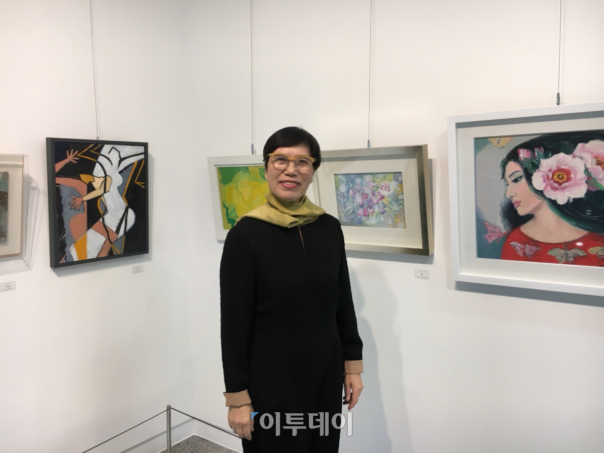 ▲권경애 '한국여성미술인 120인 전' 추진위원장은 1일 서울 여의도 국회의원회관 1층 국회 아트갤러리에서 이투데이와 인터뷰를 가졌다.(김소희 기자 ksh@)