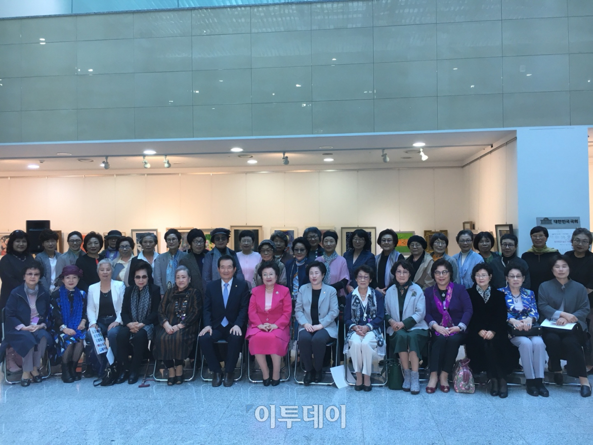 ▲이날 전시회를 기념하기 위해 국회의원, 여성단체 관계자, 화가 40여 명이 참석했다.(김소희 기자 ksh@)
