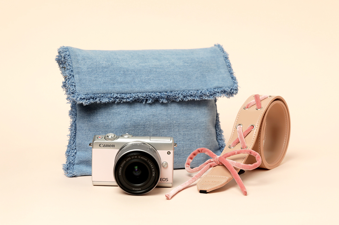 ▲캐논이 데일리백 브랜드 ‘콰니’와 손잡고 미러리스 카메라 ‘EOS M100 핑크’, 콰니의 데님 클러치 등으로 구성된 ‘EOS M100 핑크 X 콰니 데님 에디션’을 선보인다고 2일 밝혔다.(사진제공=캐논)