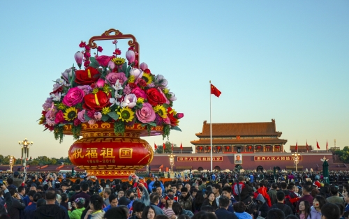 ▲1일(현지시간) 중국 국경절을 맞아 시민들이 베이징 톈안먼 광장에 모여 축제를 즐기고 있다. 베이징/신화뉴시스
