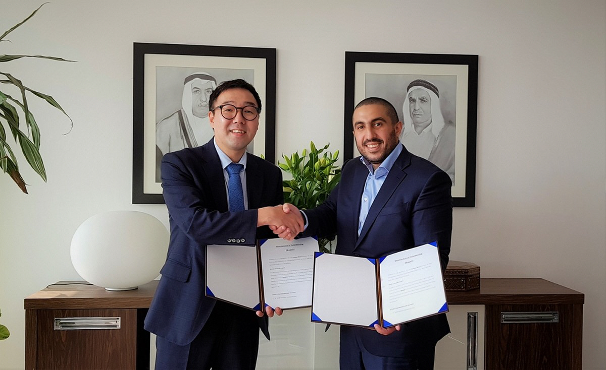 ▲조규효 설빙 신성장사업본부 이사(왼쪽)와 써나얀 알가님 쿠웨이트 마스터프랜차이즈 파트너 CEO가 양해각서를 체결한 뒤 기념촬영하고 있다.