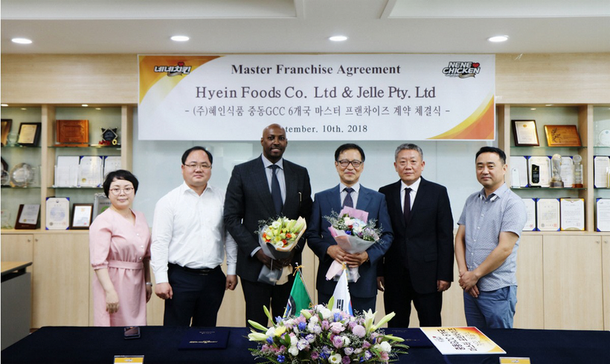 ▲지난달 10일 네네치킨(혜인식품)은 본사에서 아랍에미리트 ‘Jelle Pty. Ltd.’와 마스터 프랜차이즈 계약(MFA)을 체결했다. 양사 관계자들이 기념촬영하고 있다.