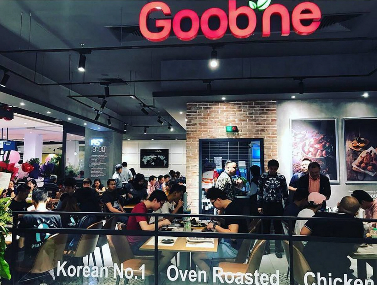 ▲말레이시아 마이타운에 연 굽네치킨 1호점에서 현지인들이 식사하고 있다.