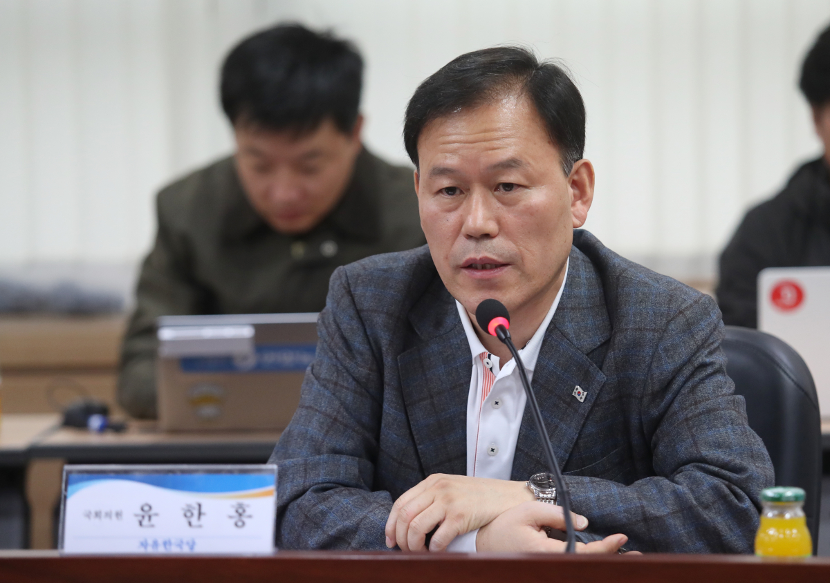 ▲자유한국당 윤한홍 의원이 21일 오후 경남 창원상공회의소 의원회의실에서 열린 '자유한국당 한국GM 대책 특별위원회 창원 현장간담회'에 참석해 발언하고 있다. (연합뉴스)