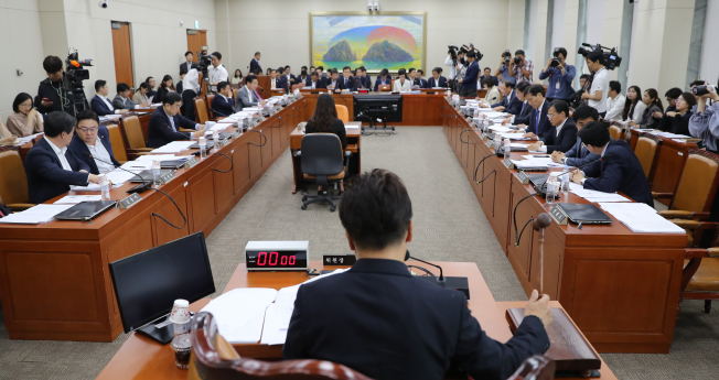 ▲ 민병두 국회 정무위원장이 19일 오전 열린 전체회의에서 의사봉을 두드리고 있다. 이날 정무위는 인터넷전문은행 설립 및 운영에 관한 특례법안과 2018년도 국정감사 계획서 채택 안건을 의결했다. 2018.9.19(연합뉴스)