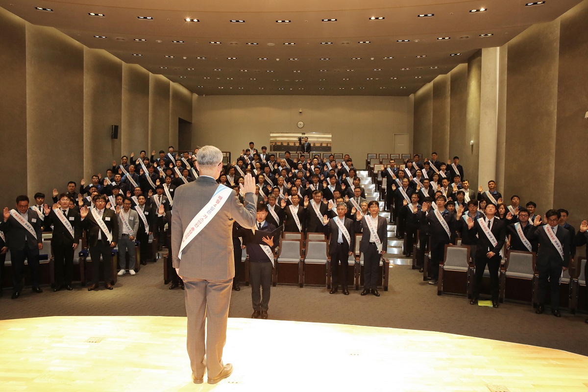 ▲삼천리 임직원들이 ‘가스안전 결의대회’에서 가스안전 결의문을 낭독하고 있다.(사진 제공=삼천리)