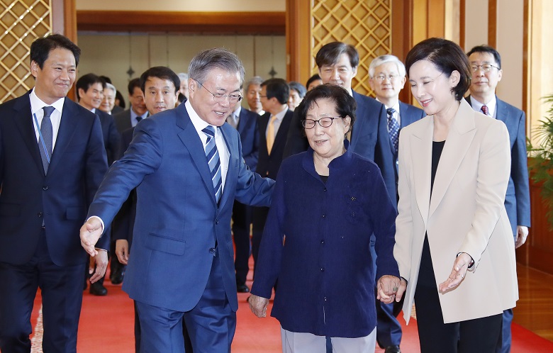 ▲문재인 대통령이 2일 오후 청와대에서 유은혜 사회부총리 겸 교육부 장관에게 임명장을 수여한 뒤 유 장관과 시어머니 정종석씨와 함께 환담장으로 향하고 있다.(연합뉴스)