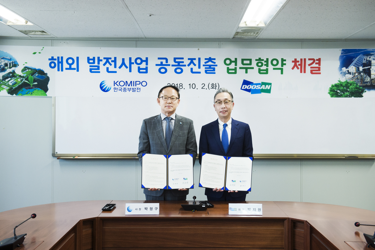 ▲한국중부발전은 2일 두산중공업과 서울 강남구 삼성동 발전공기업 협력본부에서 '해외 발전사업 공동진출을 위한 양해각서(MOU)'를 체결했다. 왼쪽은 박형구 중부발전 사장, 오른쪽은 박정원 두산중공업 회장.(한국중부발전)