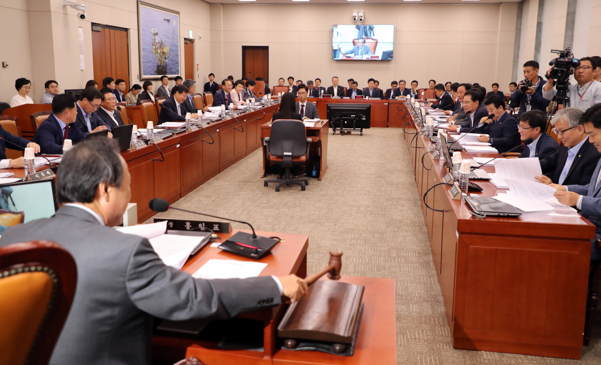 ▲홍일표 위원장이 20일 국회에서 열린 산업통상자원중소벤처기업위원회에서 의사봉을 두드리고 있다. (연합뉴스)