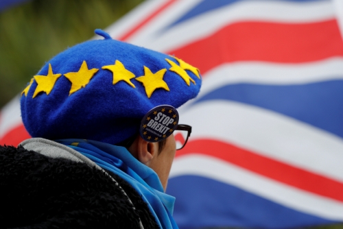▲지난달 30일(현지시간) 영국 버밍엄에서 영국의 유럽연합(EU) 탈퇴를 반대하는 한 남성이 EU기 모양의 모자를 쓰고 영국 국기 앞에 앉아 있다. 버밍엄/로이터연합뉴스
