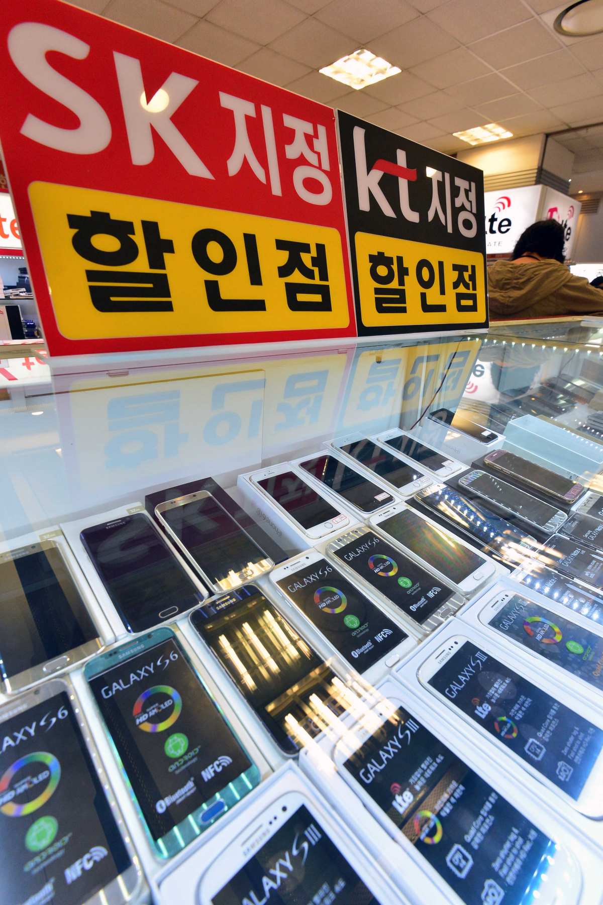 ▲기사 내용과 관련없는 휴대폰 판매점 진열대(뉴시스)