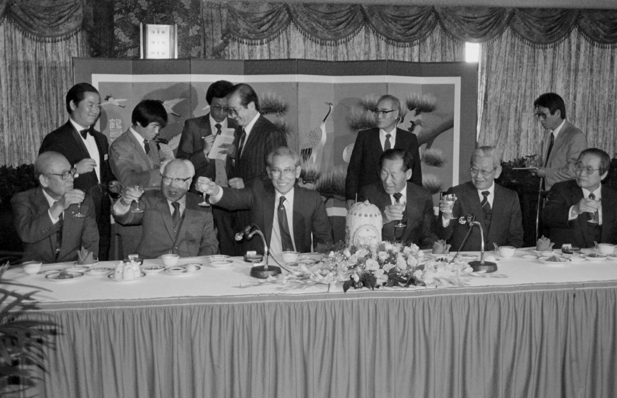 ▲1985년 11월 이병철 삼성그룹 회장의 주선으로 열린 정주영 회장 고희기념 전경련 간친회에서 이병철 회장이 건배를 제의하고 있다. 왼쪽부터 송인상 전경련 부회장, 김용완 전경련 명예회장, 이병철 삼성그룹 회장, 정주영 회장, 이정림 대한유화공업회장. 연합뉴스