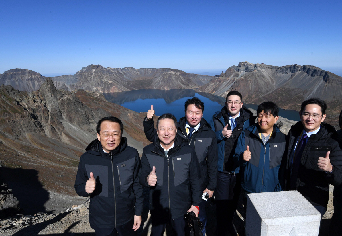 ▲문재인 대통령과 함께 방북한 이재용 삼성전자 부회장(오른쪽부터), 이재웅 쏘카 대표, 구광모 LG회장, 최태원 SK회장, 박용만 대한상의 회장, 김용환 현대자동차 부회장 등이 지난달 20일 백두산 천지를 배경으로 기념사진을 찍고 있다. 연합뉴스