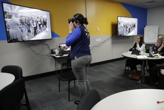 ▲지난해 11월 미국 뉴저지주 메이즈랜딩의 한 월마트에서 직원이 구글의 가상현실(VR)헤드셋을 착용하고 월마트아카데미 교육에 참여하고 있다. 월마트는 직원 교육에 VR을 활용하며 최근 VR을 통한 가상 매장 쇼핑과 관련한 특허를 출원했다. 메이즈랜딩/AP뉴시스