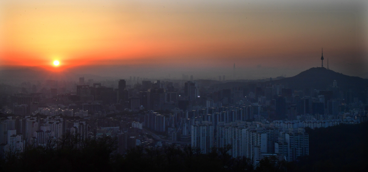 ▲이투데이가 조간신문으로 다시 태어납니다. 온라인 경제 매체로 출발한 지 12년, 석간신문 발행 8년 만에 독자 여러분을 아침에 만납니다. 매일 아침 떠오르는 태양처럼 사실 보도와 공정한 논평을 통해 세상을 환하게 비추겠습니다. 고이란 기자 photoeran@