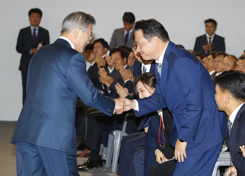 ▲문재인 대통령이 4일 오전 충북 청주시 흥덕구 SK하이닉스에서 열린 'M15' 공장 준공식에 참석해 최태원 SK회장과 인사를 나누고 있다. (연합뉴스)