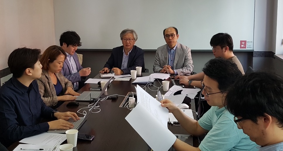 ▲위정현 한국게임학회장(오른쪽 네번째)과 한동숭 전국게임관련학과협의회장(왼쪽 네번째)이 기자간담회를 열고 게임업계의 '잃어버린 10년'을 되찾아야 한다고 밝혔다. (조성준 기자 tiatio@)