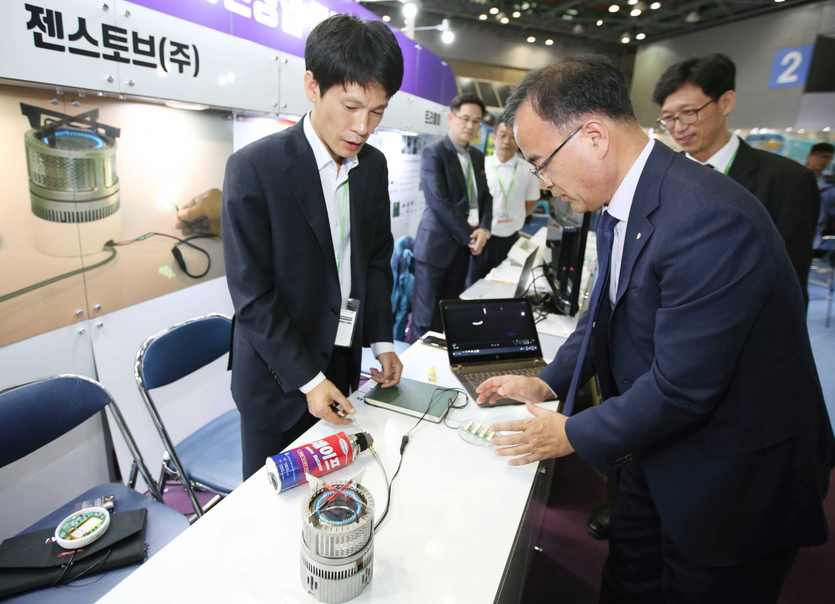 ▲한국에너지공단은 2~5일 일산킨텍스에서 열리는 '2018 대한민국 에너지대전'에서 에너지 분야 창업기업(스타트업)의 상품을 소개한다. 사진은 4일 이상홍 에너지공단 이사장 대행이 '에너지 분야 시민창업 경연대회'에서 우수상을 수상한 '젠스토브'에서 만든 '전기를 생산하는 캠핑용 가스스토브'를 시연하는 모습.(한국에너지공단)