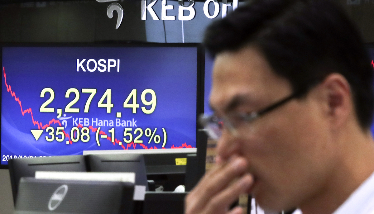 ▲코스피지수가 4일 외국인의 매도로 하락 마감한 가운데 이날 오후 KEB하나은행 본점 딜링룸에 코스피지수 종가가 보이고 있다. (뉴시스)