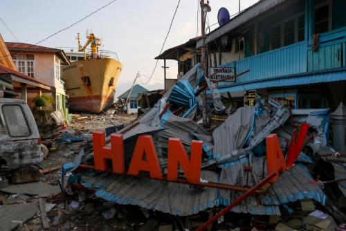 ▲지난달 30일(현지시간) 인도네시아 술라웨시 섬을 덮친 쓰나미로 마을 건물이 무너져 내려 도심 한가운데 잔해들이 쌓여있다. 술라웨시/로이터연합뉴스