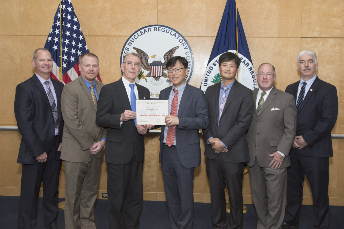 ▲안대근 한국수력원자력 워싱턴 DC센터장(왼쪽 네번째) 등 한수원 및 미국원자력규제위원회 관계자들이 APR 400 표준설계승인서를 받은 뒤 기념촬영을 하고 있다.(한국수력원자력)