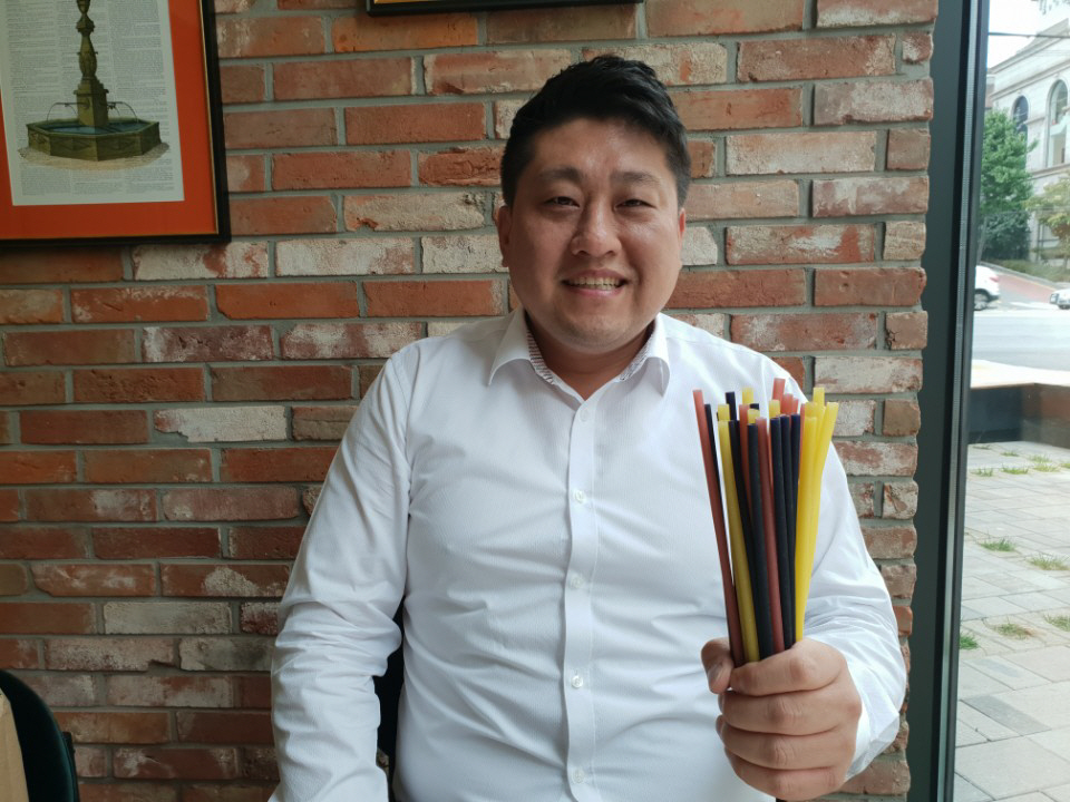 ▲김광필 연지곤지 대표가 지난달 28일 서울 강남의 한 카페에서 이투데이와 만나 쌀빨대를 소개하고 있다. 김 대표는 “앞으로 더 많은 친환경 제품을 생산할 계획”이라며 “경쟁업체가 많이 생겨나 시장이 커지길 바란다”고 말했다.