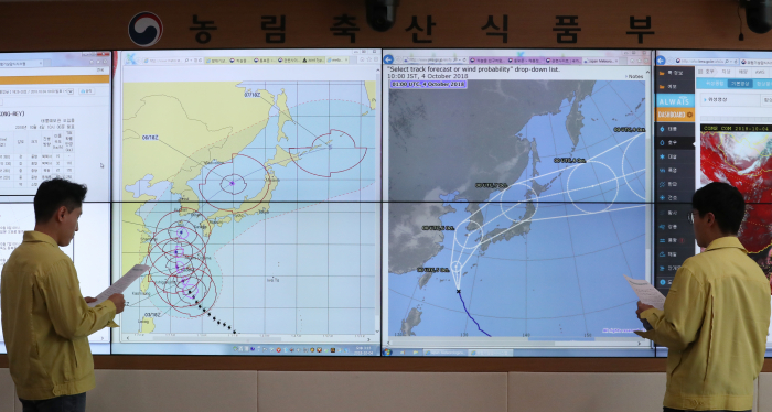 ▲ 태풍 '콩레이'가 북상하고 있는 4일 오후 정부세종청사 농림축산식품부 상황실에서 직원들이 대책 및 점검회의를 하고 있다.(연합뉴스)