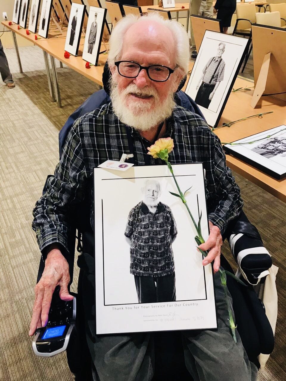 ▲미군 참전용사인 윌리엄 우드(William W. Wood) 씨가 사진액자와 카네이션을 들고 흐뭇해하고 있다.(사진 제공=한화)