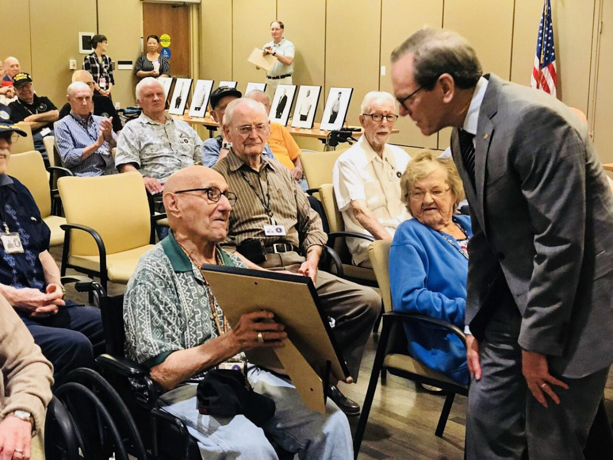 ▲사진액자를 받아 든 참전용사가 샴포 부사장에게 감사의 말을 전하고 있다.(사진 제공=한화)