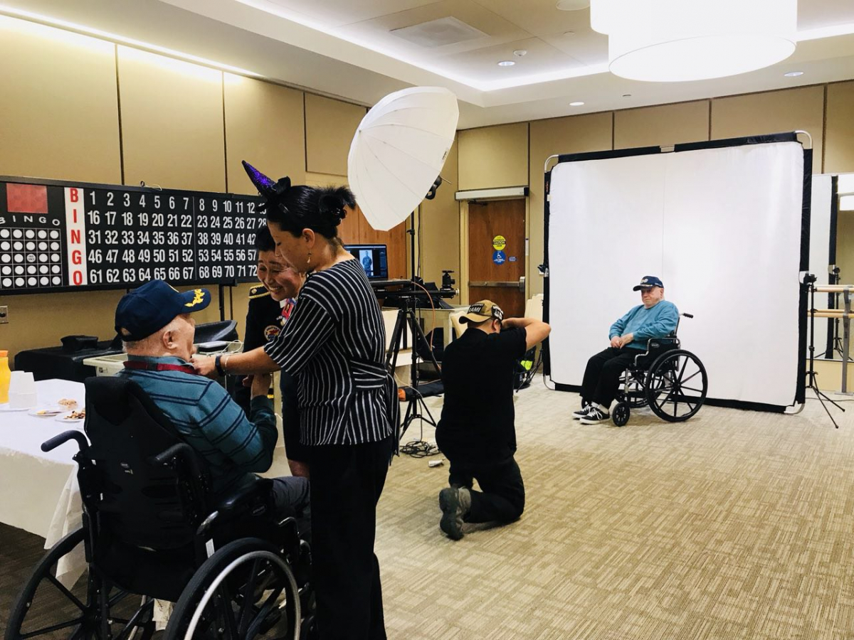 ▲이날 행사에는 액자 증정식과 더불어 지난 9월 사진을 찍지 못한 참전용사 분들을 위한 추가 촬영도 진행됐다.(사진 제공=한화)