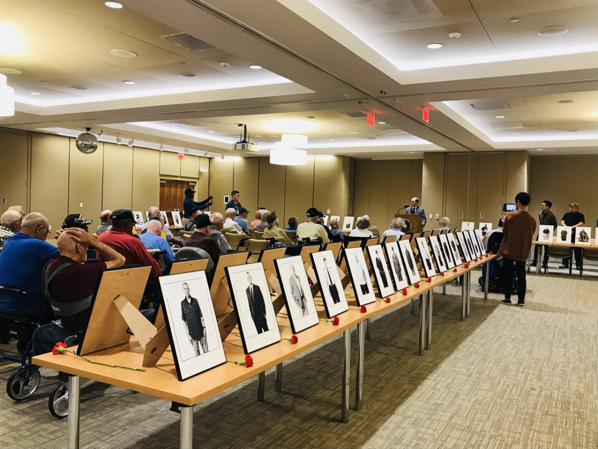 ▲증정을 앞두고 있는 사진액자와 카네이션.(사진 제공=한화)