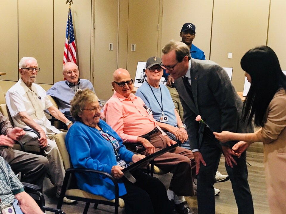 ▲여군 참전용사인 제인 헤슬러(Jane E. Hessler) 씨에게 사진액자와 카네이션을 전달하는 모습. (사진 제공=한화)