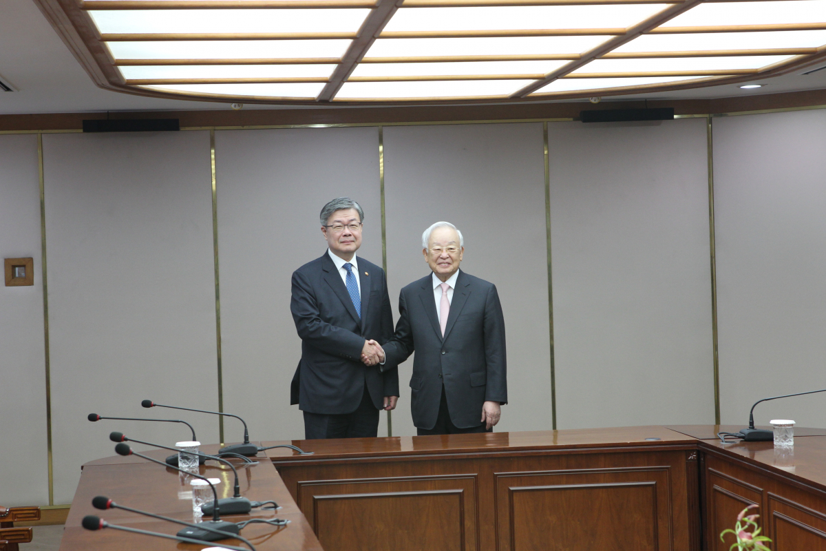 ▲이재갑 고용노동부장관(왼쪽)이 5일 오전 서울 마포구 한국경영자총협회를 방문해, 손경식 경총회장(오른쪽)과 악수하고 있다.(사진제공 경총)