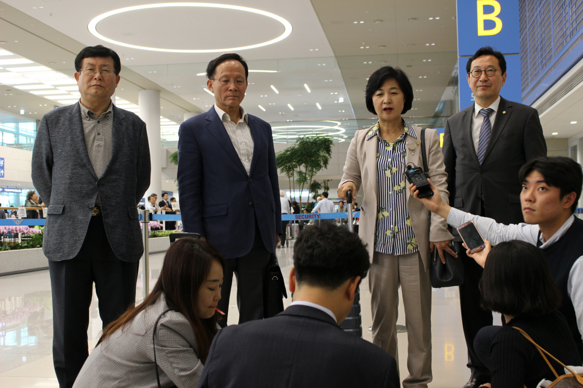 ▲추미애 더불어민주당 대미외교특사단장이 4일 오후 방미 일정을 마치고 인천국제공항으로 귀국한 뒤 인터뷰를 하고 있다. (연합뉴스)