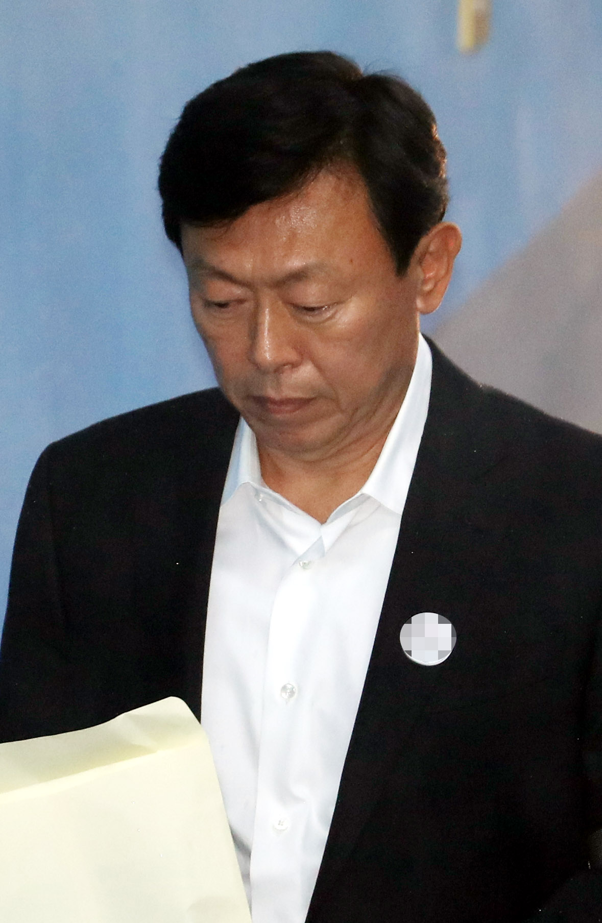 ▲'롯데 오너가 비리' 혐의로 법정구속된 신동빈 롯데그룹 회장이 5일 오후 서울 서초구 서울고등법원에서 열린 항소심 선고에 출석하고 있다.(뉴시스)