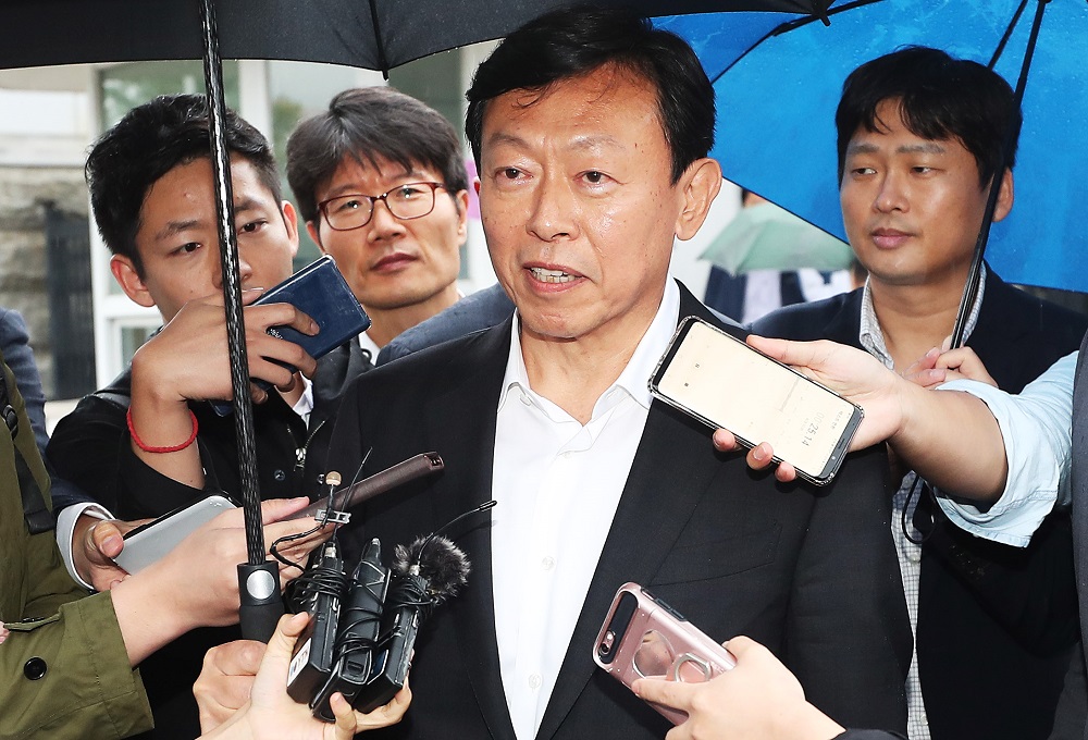 ▲박근혜 전 대통령 측에 뇌물을 건넨 혐의 등으로 1심에서 실형을 선고받은 신동빈 롯데그룹 회장이 항소심에서 집행유예를 선고받고 5일 오후 경기도 의왕시 서울구치소에서 나오고 있다. 연합뉴스