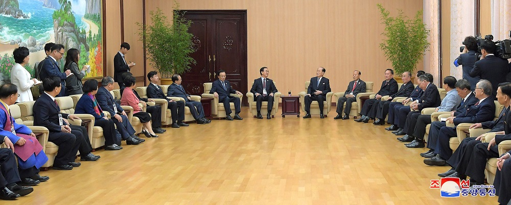 ▲조선중앙통신은 김영남 조선노동당 중앙위원회 정치국 상무위원 겸 최고인민회의 상임위원장이 5일 평양 인민문화궁전에서 열린 '10.4 선언 발표 11돌 기념 민족통일대회' 참가를 위해 방북한 남측 및 해외 대표단을 만나 "동포애의 분위기 속에서 담화를 하였다"고 보도했다. (연합뉴스)