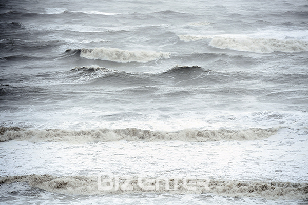 ▲태풍 '콩레이' 영향받은 해운대(사진=고아라 기자 iknow@)