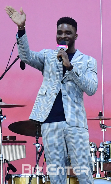 ▲'청춘아레나 2018-그대로 있어도 돼'가 6일 인천 남구 문학경기장에서 열린 가운데 방송인 샘 오취리가 관객들과 대화를 하고 있다. 고이란 기자 photoeran@